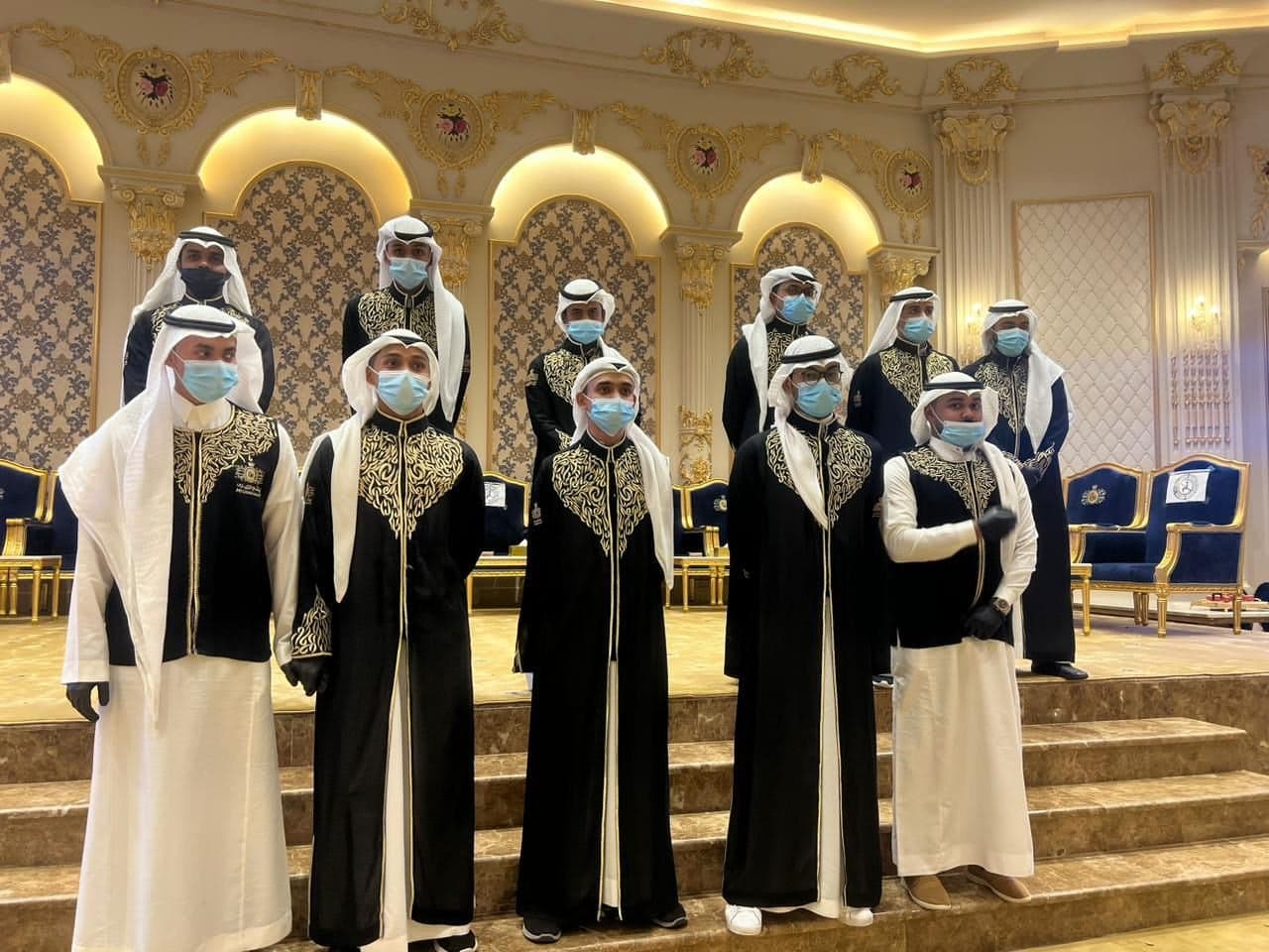 قهوجى وصباب بزي تقليدي يقدم قهوة عربية أصيلة