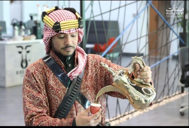 قهوجى وصباب لحفلات الزفاف يقدم ضيافة قهوة عربية فاخرة