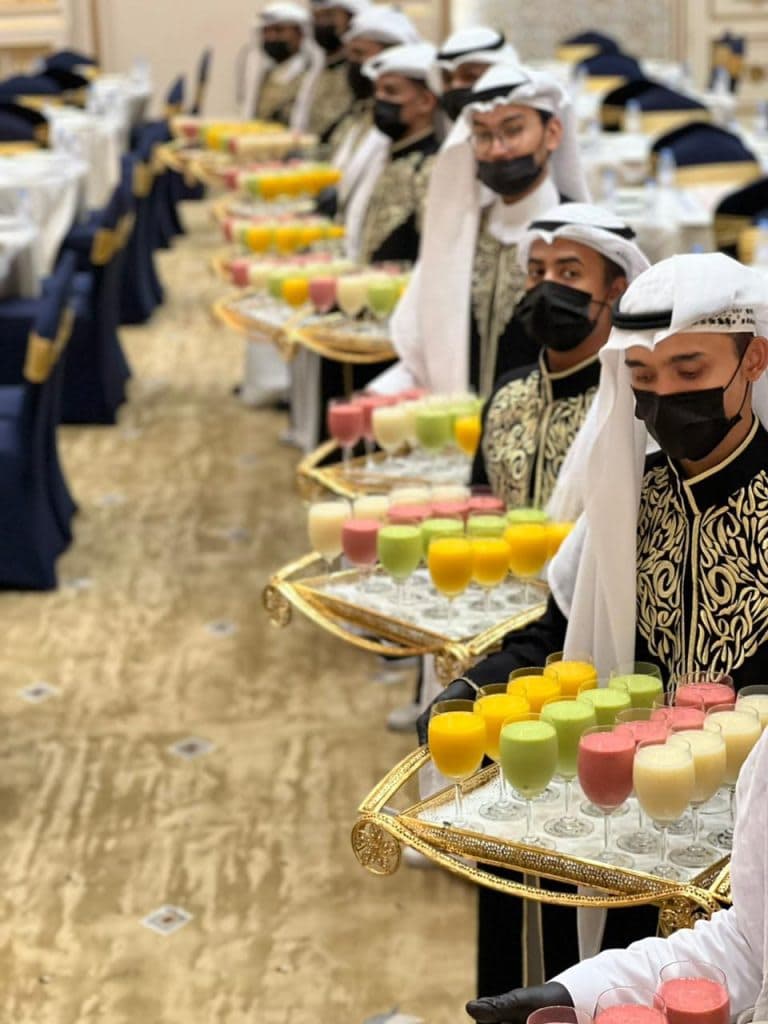 خدمة قهوجى وصباب محترف لتقديم القهوة العربية بأسلوب راقٍ